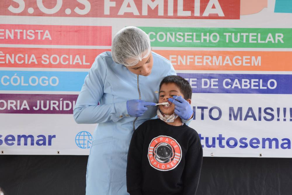 Crianca em atendimento odontologico